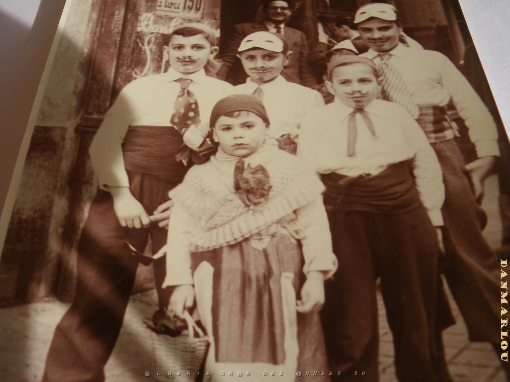ORAN 3 EME CARNAVAL 1956 RUE D ARZEW.JPG